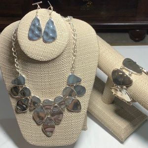 INC Macy’s Silver Hammered Resin Necklace earrings Bracelet Set NEW